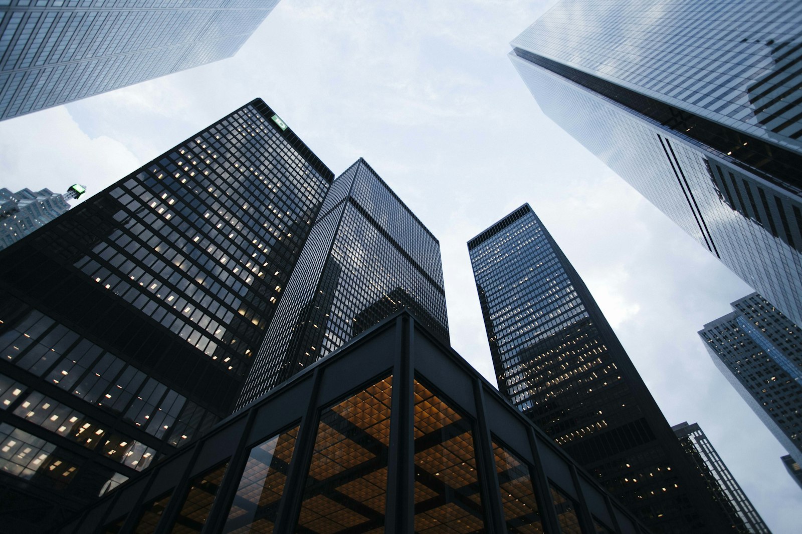 Hochhaus eines Finanzinstituts im Bankenviertel aus der Froschperspektive
